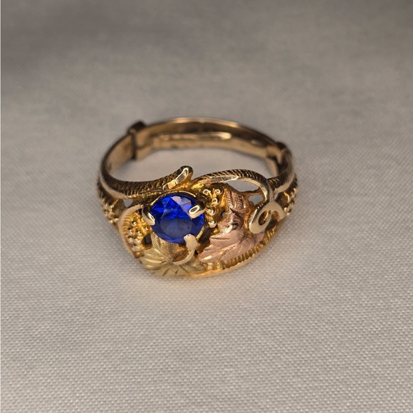 Black Hills Gold Jewelry - Vintage 10K Black Hills Gold Blue Sapphire and Leave Clusters Ring